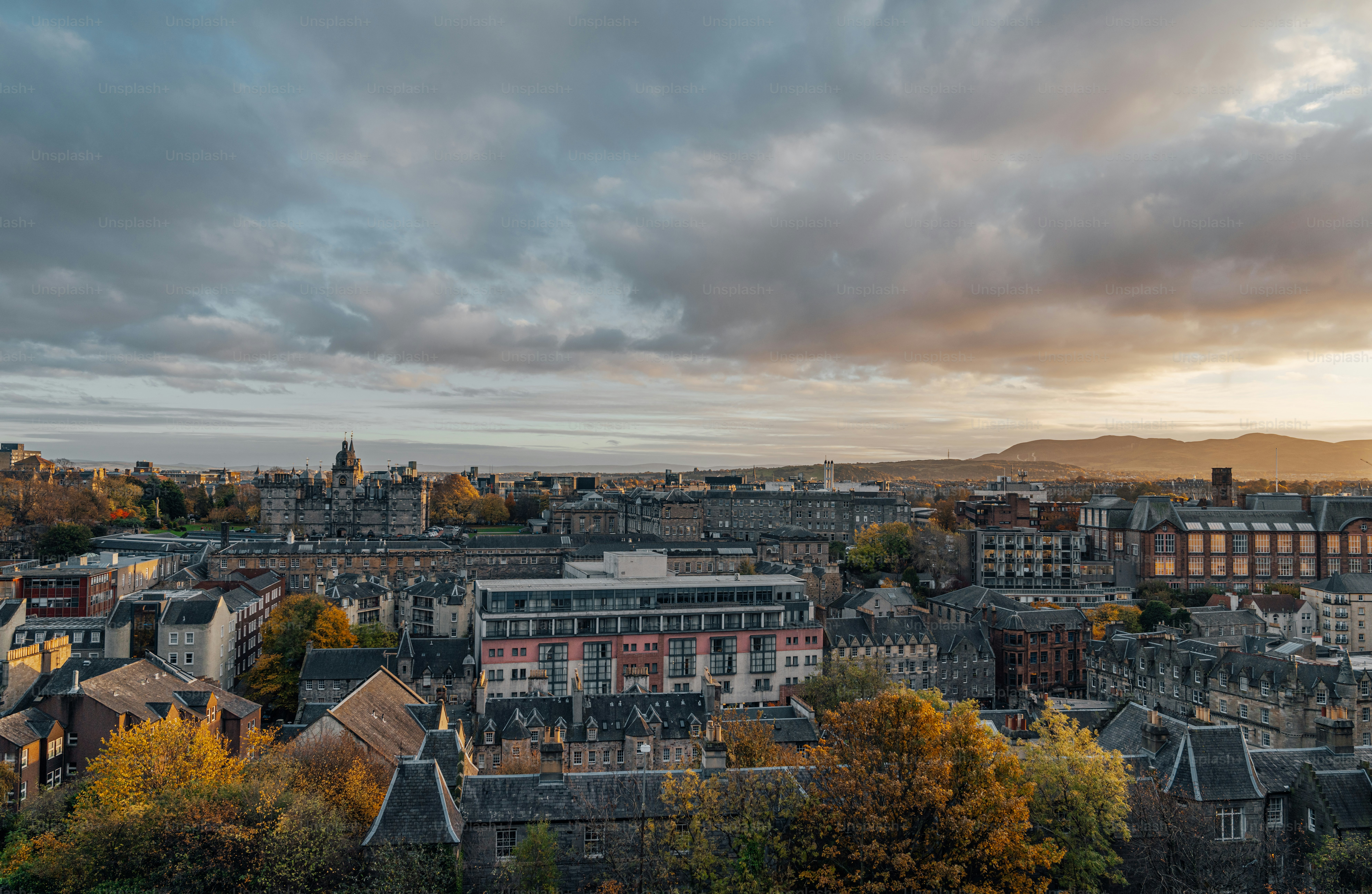 Une vue d’une ville depuis une colline