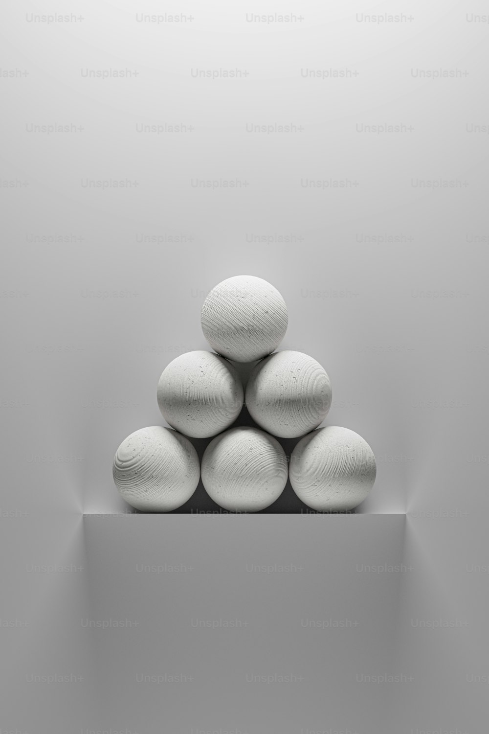 Ein Haufen weißer Steine sitzt auf einem Regal