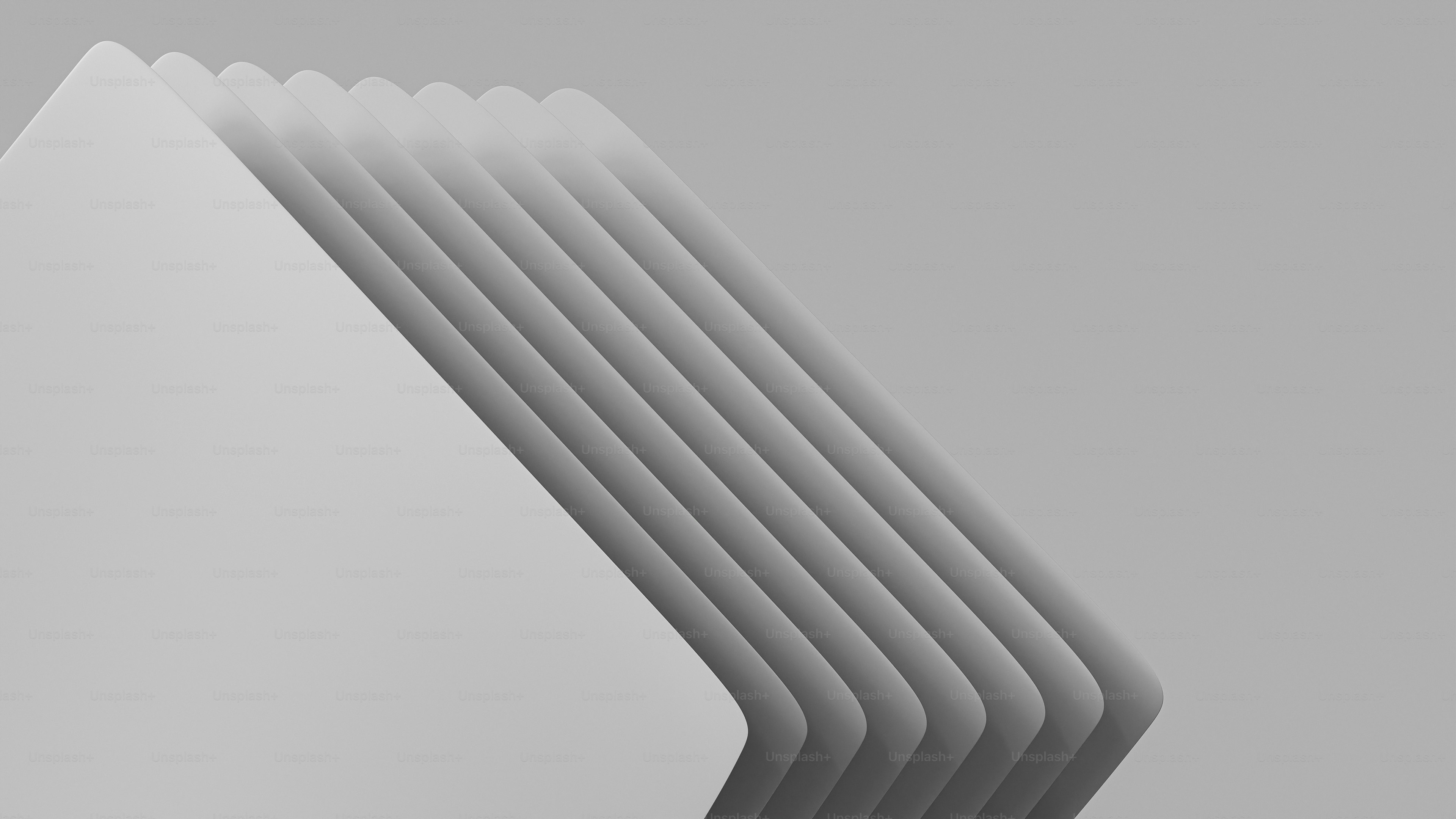 흰 종이 더미가 서로 겹쳐져 있습니다