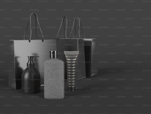 Una foto in bianco e nero di una borsa, una bottiglia e un vaso