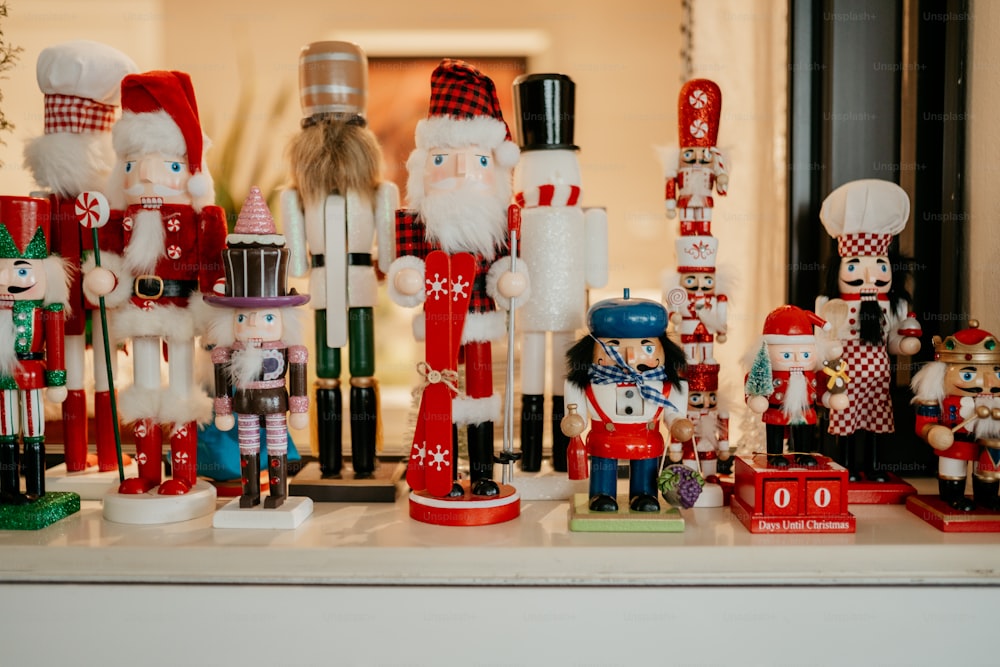 Une collection de casse-noisettes et de figurines sur une étagère