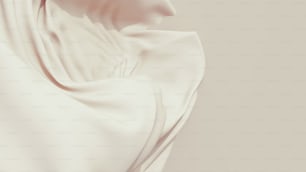 eine Frau in einem weißen Kleid mit Haaren zu einem Dutt gebunden