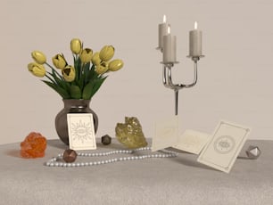 une table avec un vase de tulipes et des cartes