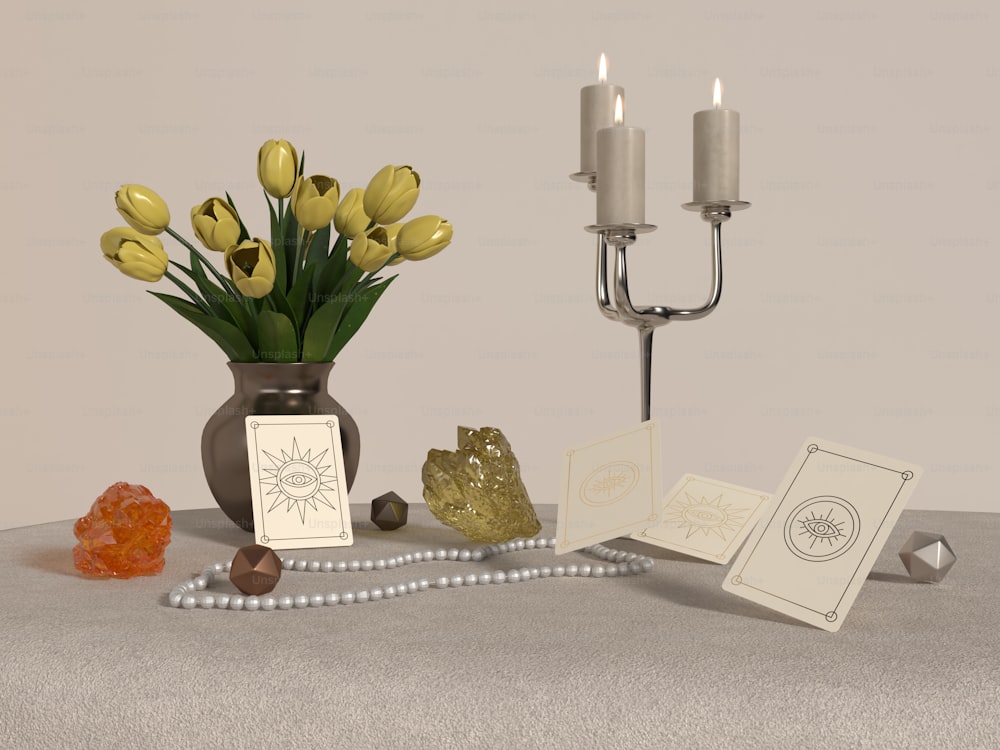 una mesa con un jarrón de tulipanes y naipes
