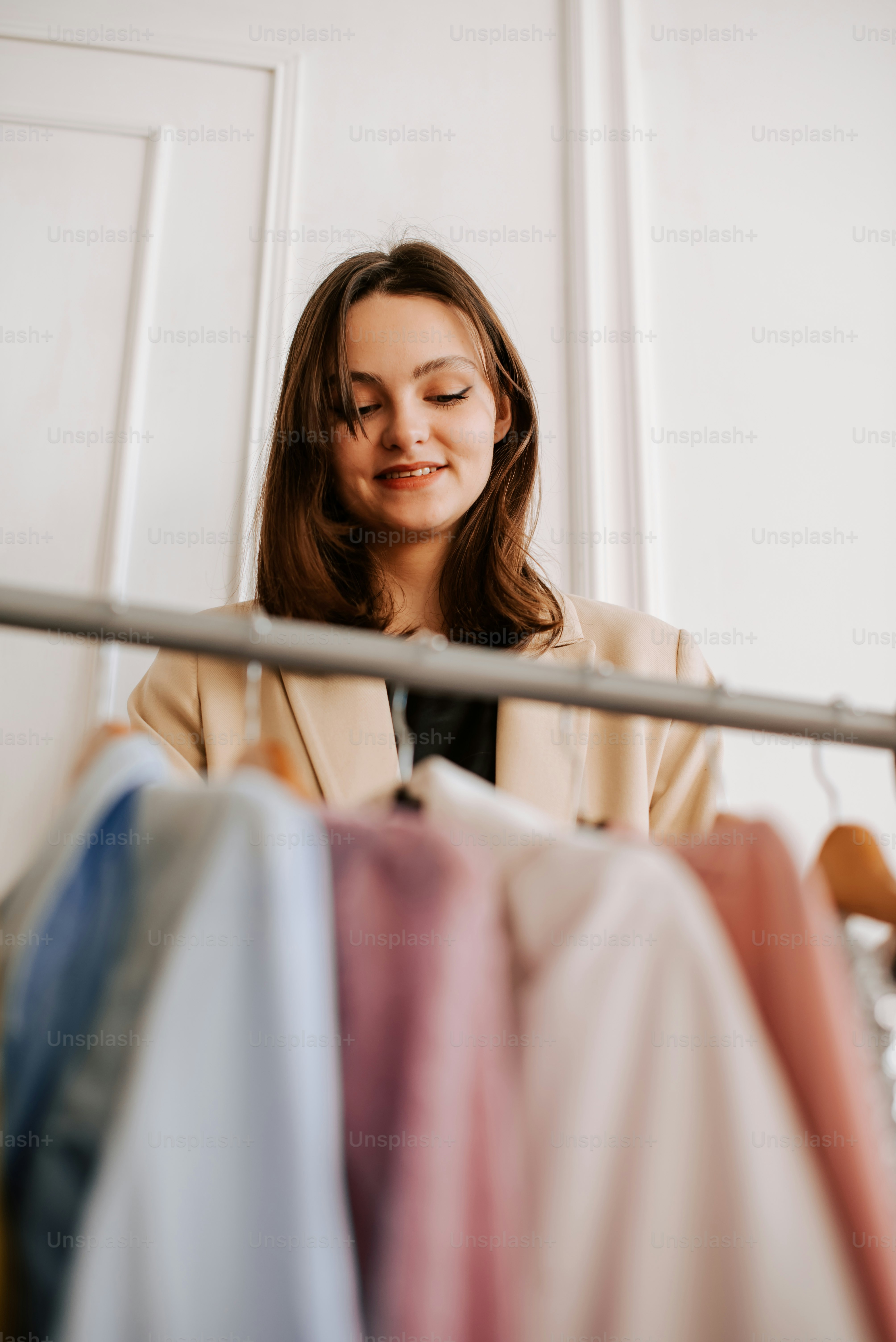 une femme regardant des vêtements sur un portoir