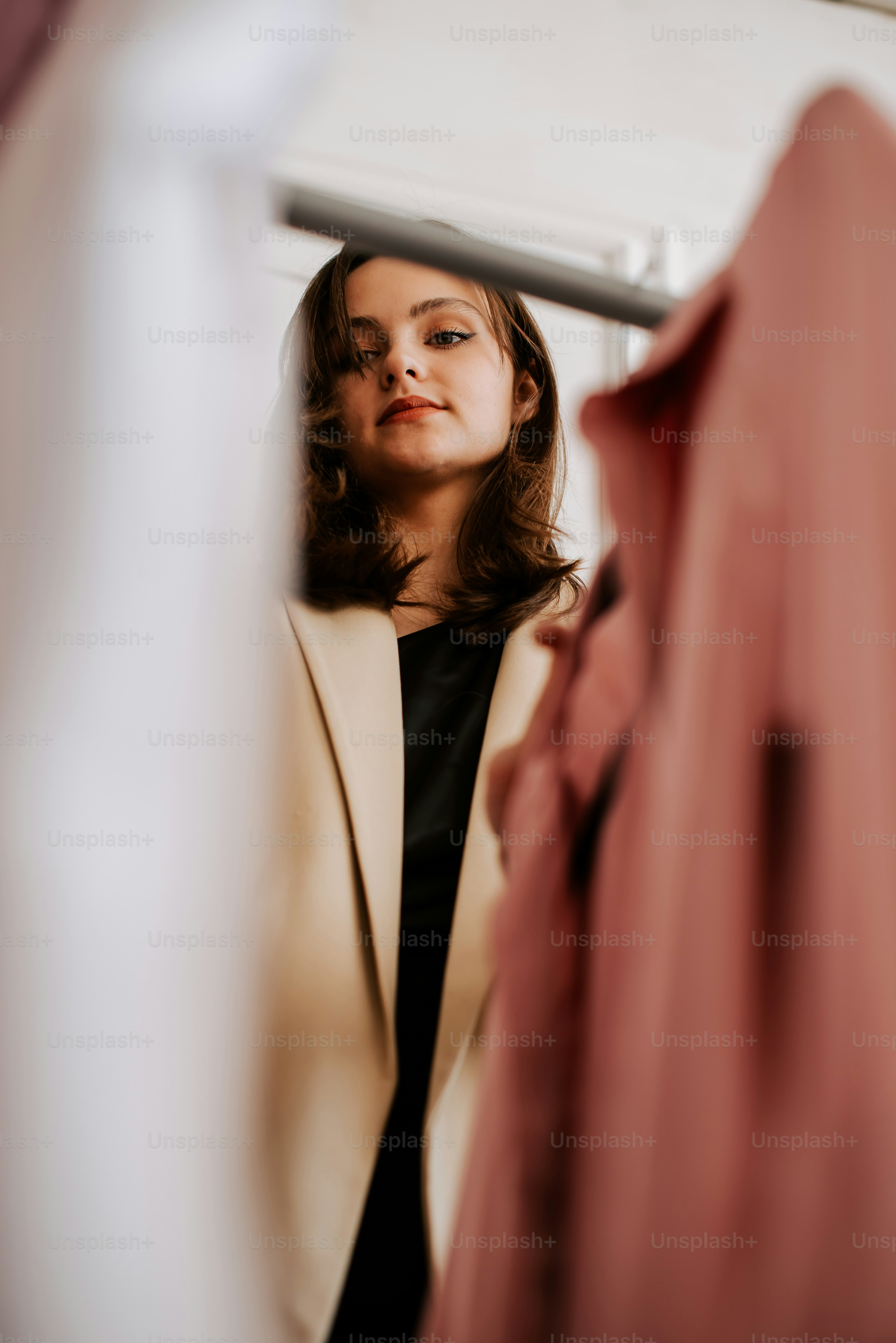 une femme debout devant un miroir