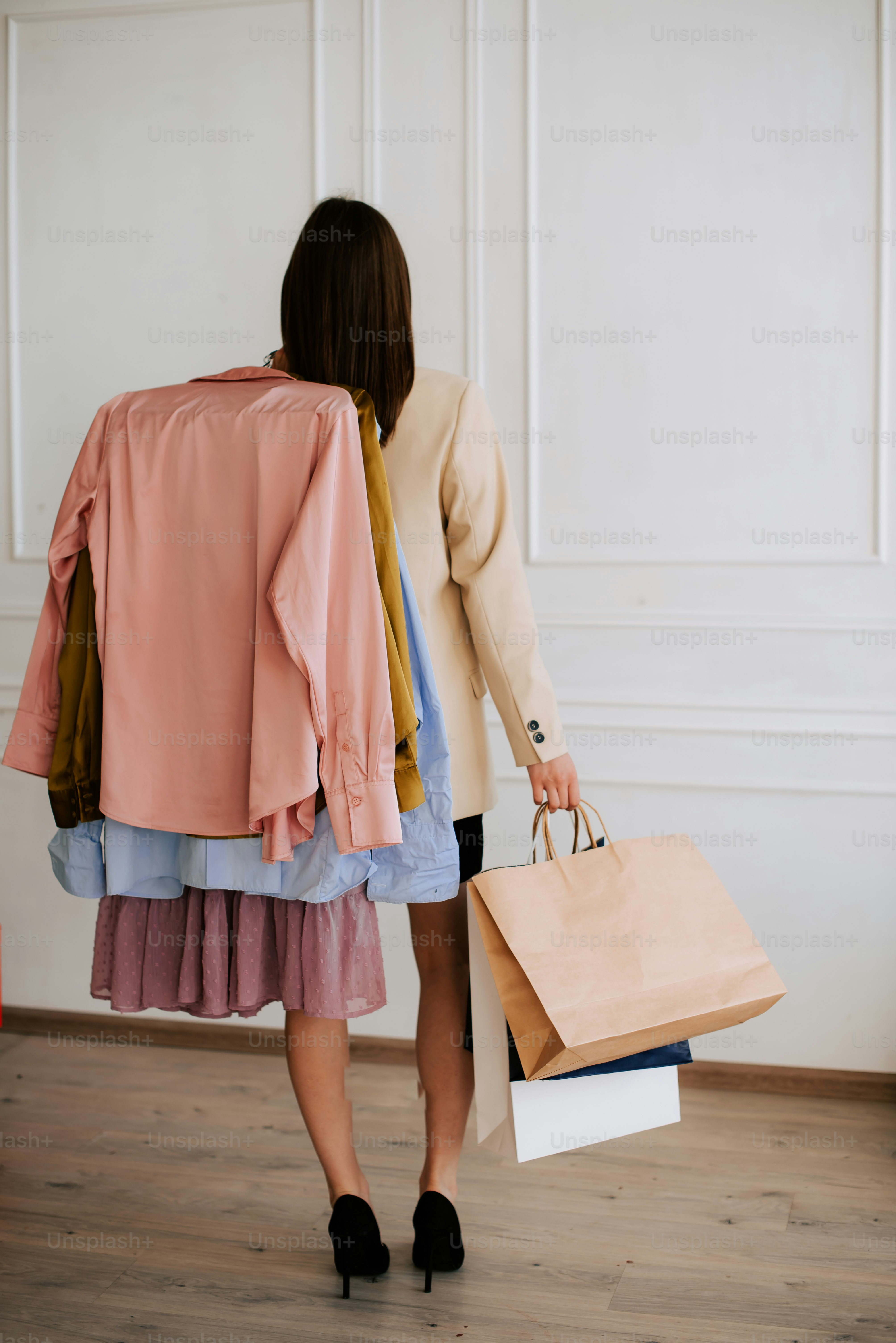 une femme portant des sacs de courses et une veste