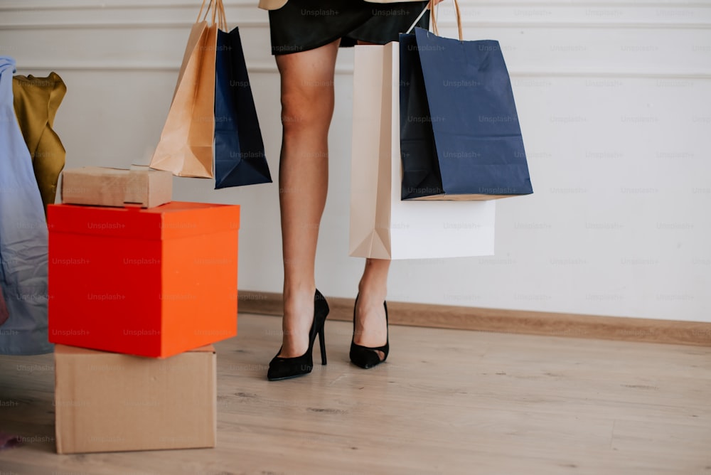 una mujer sosteniendo bolsas de compras en sus manos