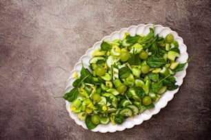 テーブルの上には緑の野菜がたっぷり入った白いお皿