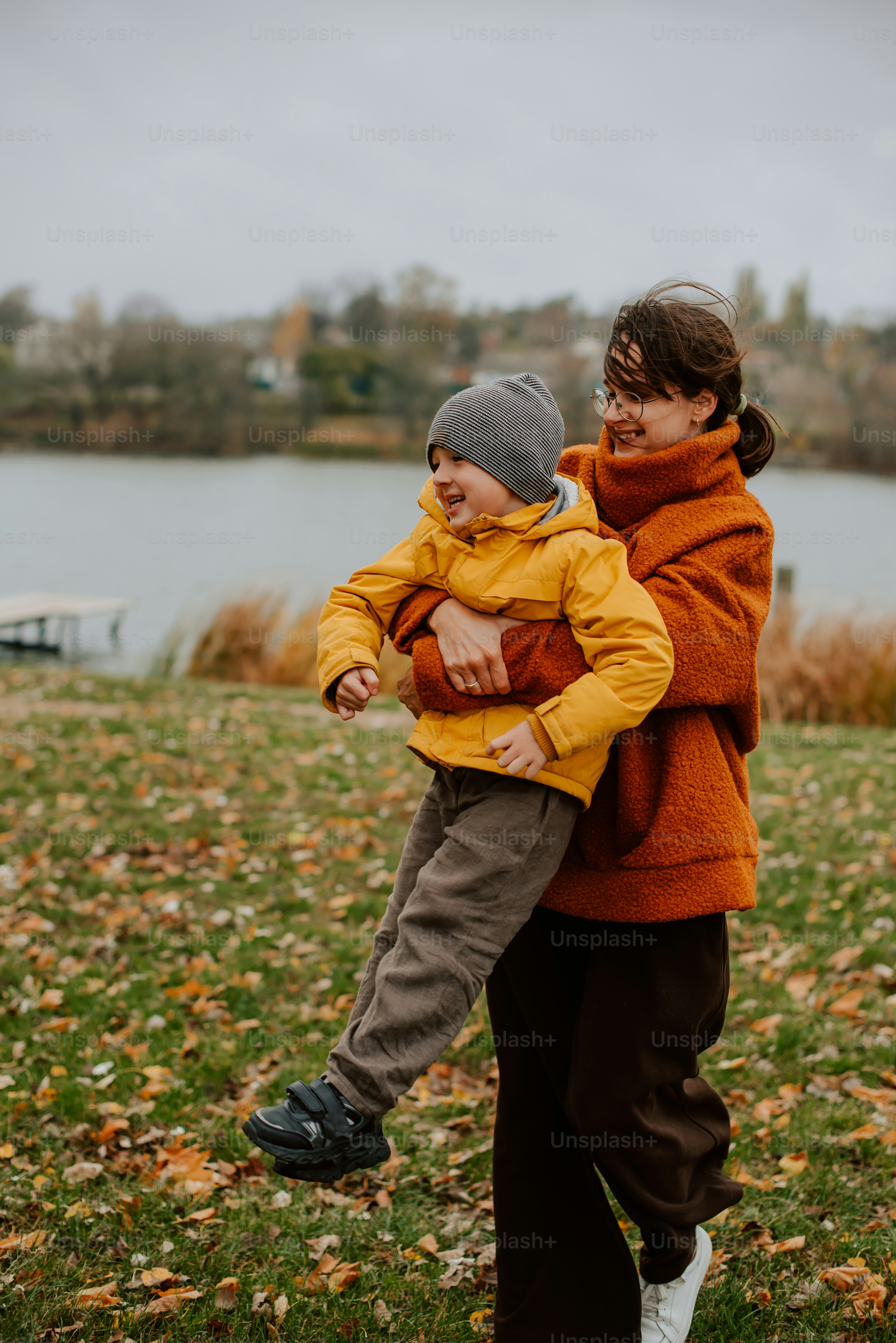 나뭇잎 밭에서 아이를 안고 있는 여인