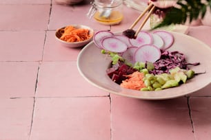 eine Schüssel gefüllt mit geschnittenem Gemüse auf einem Tisch
