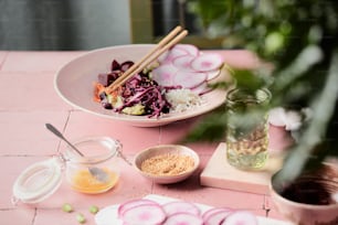 una mesa rosa cubierta con platos de comida