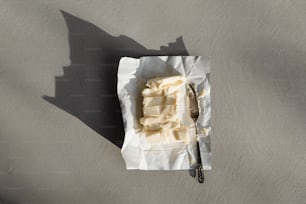 un morceau de beurre sur une serviette avec une cuillère