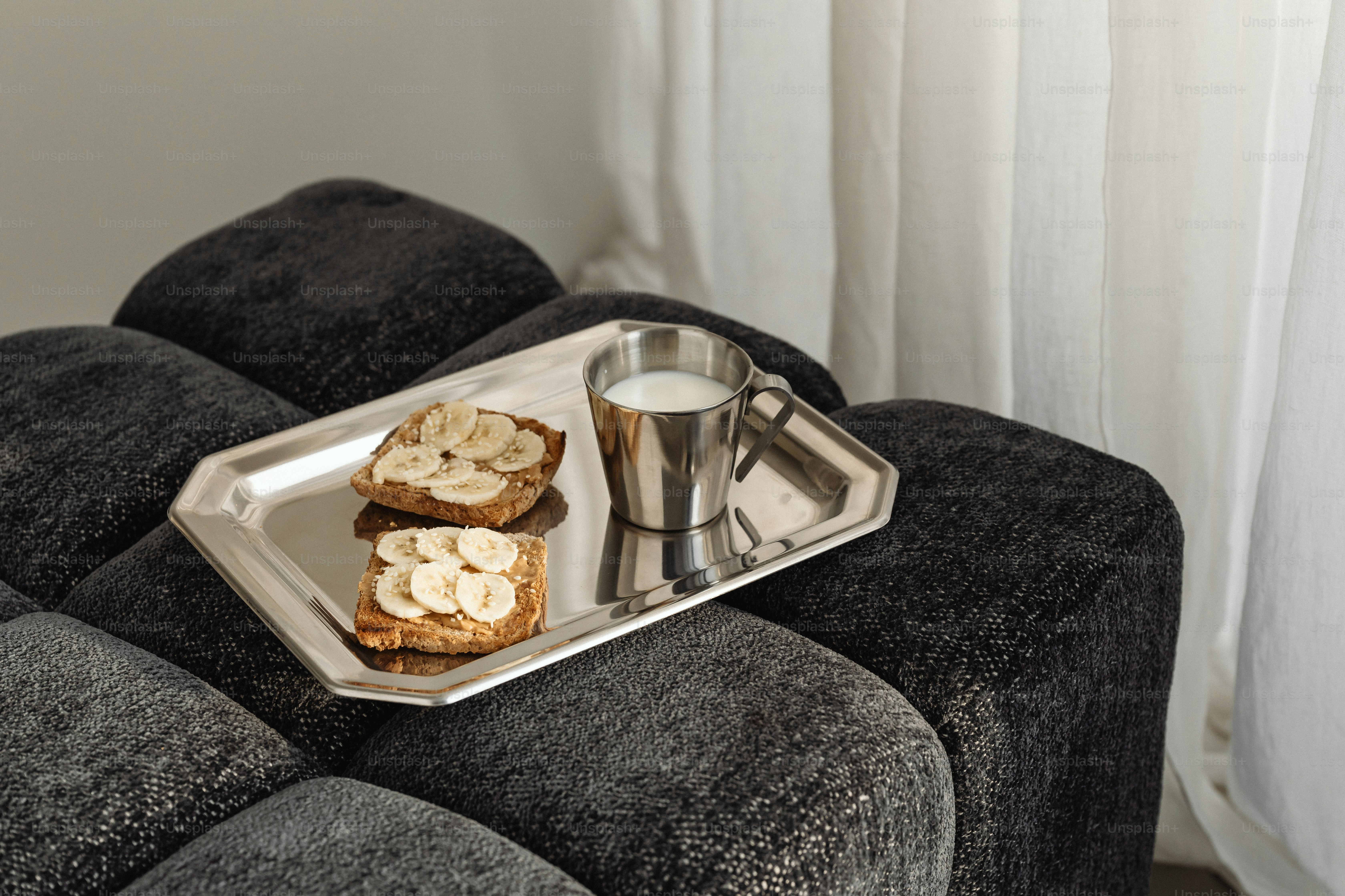 una bandeja de comida en un sofá con una taza de café