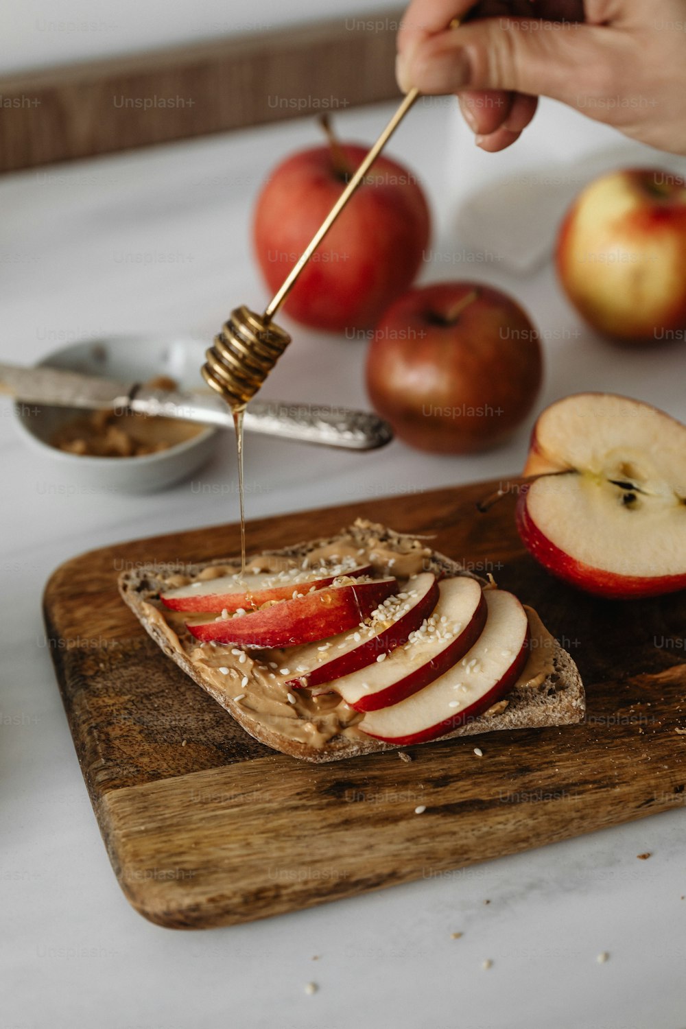 une planche à découper en bois garnie de tranches de pommes