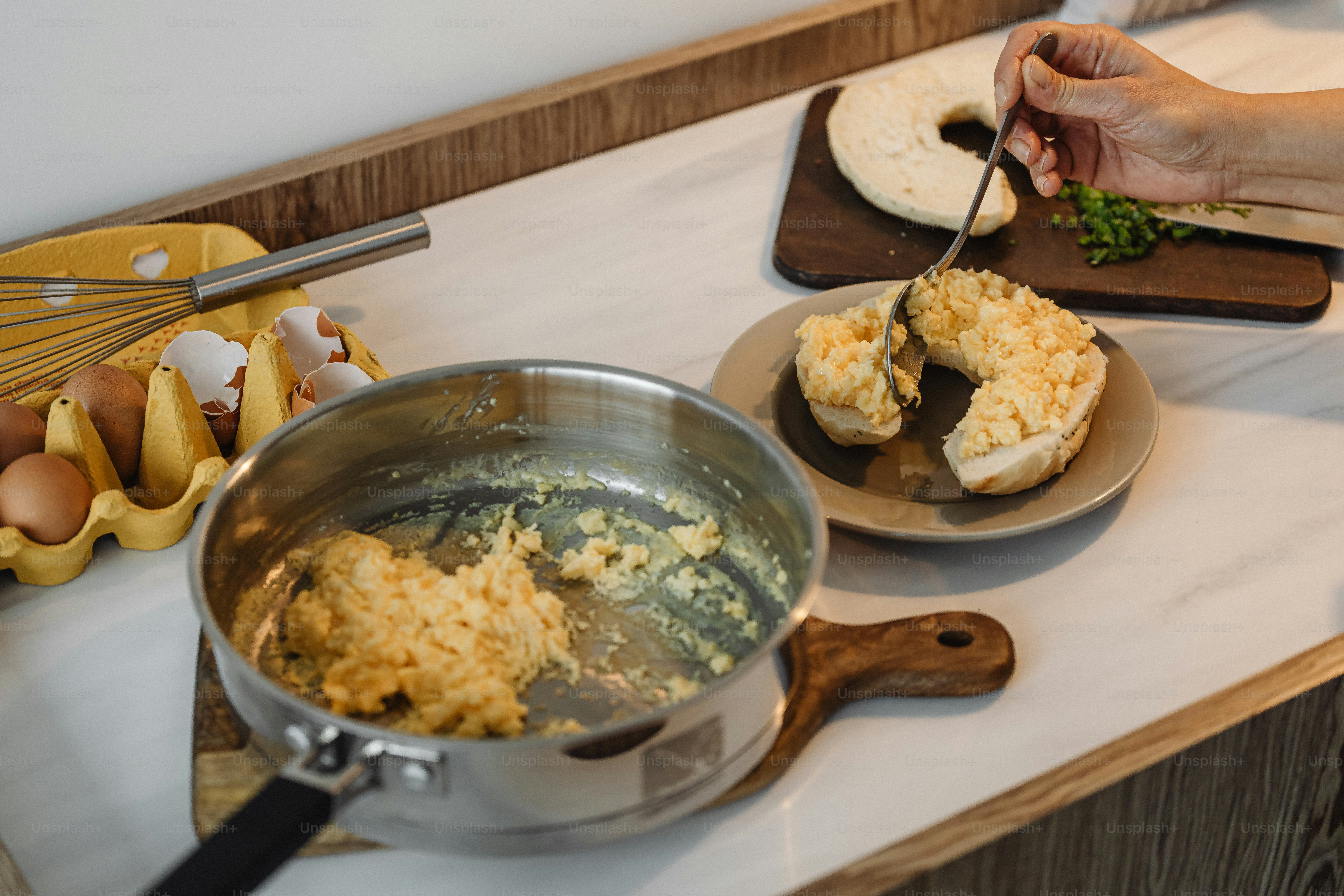 Una persona sta preparando il cibo su un bancone