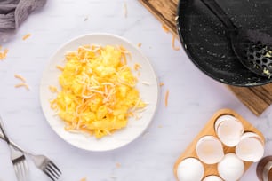 um prato de ovos e ovos sobre uma mesa