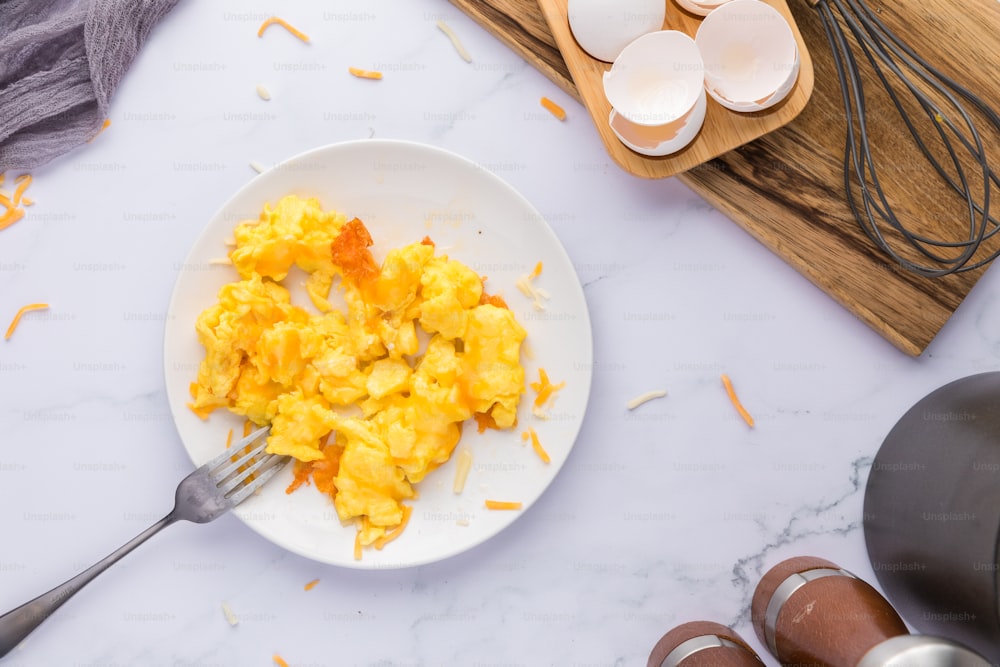 un plato de huevos revueltos sobre una mesa