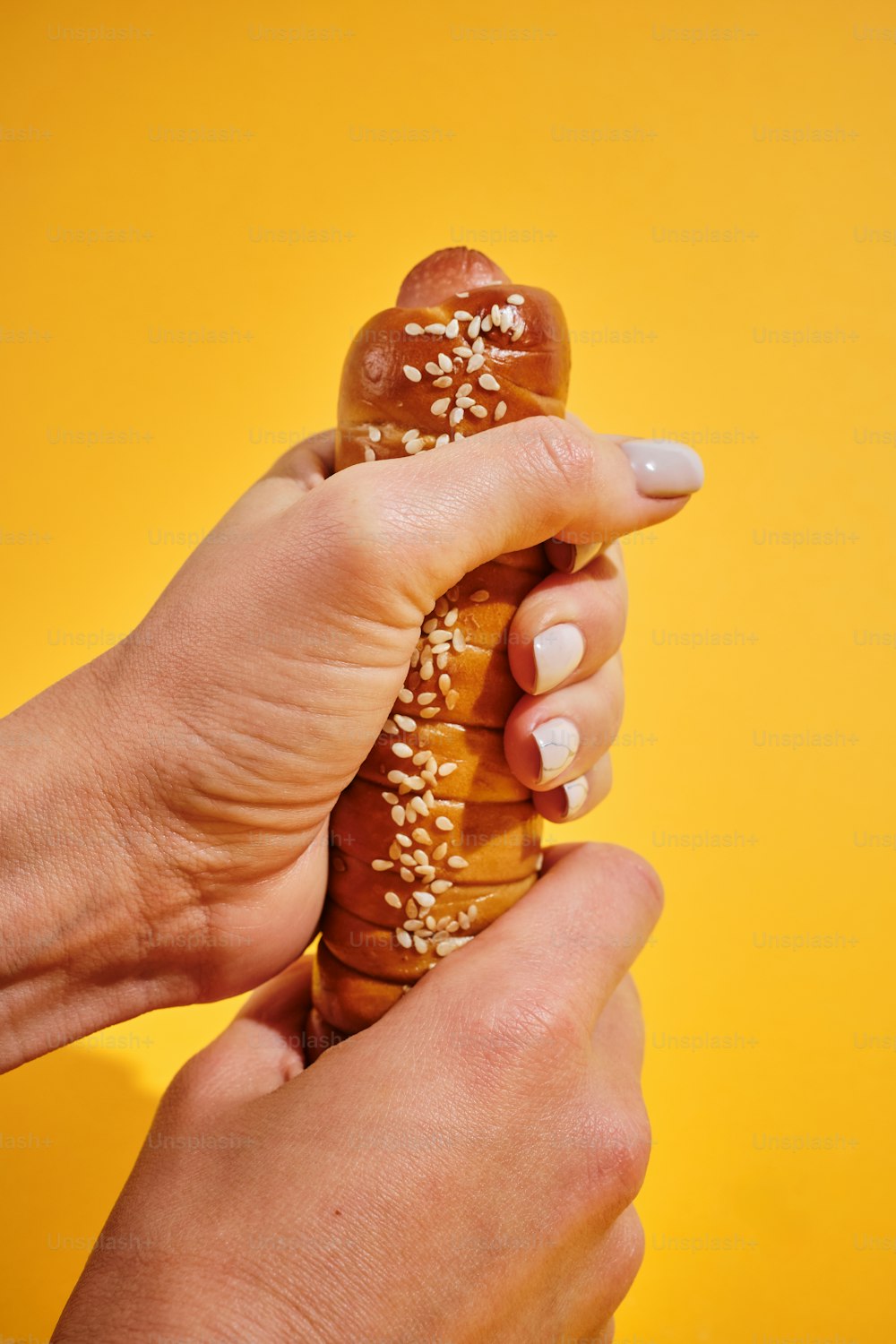 Una persona sosteniendo un pretzel en la mano