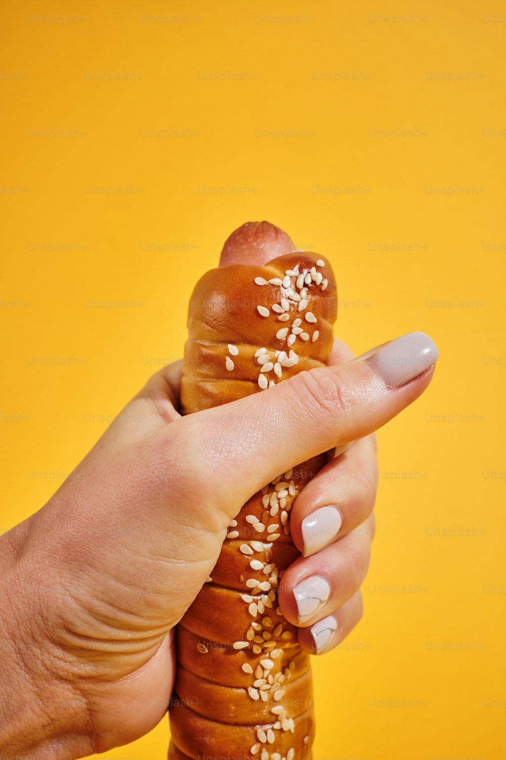 una persona che tiene in mano un hot dog