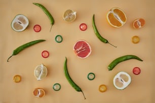 un groupe de fruits et légumes coupés en deux