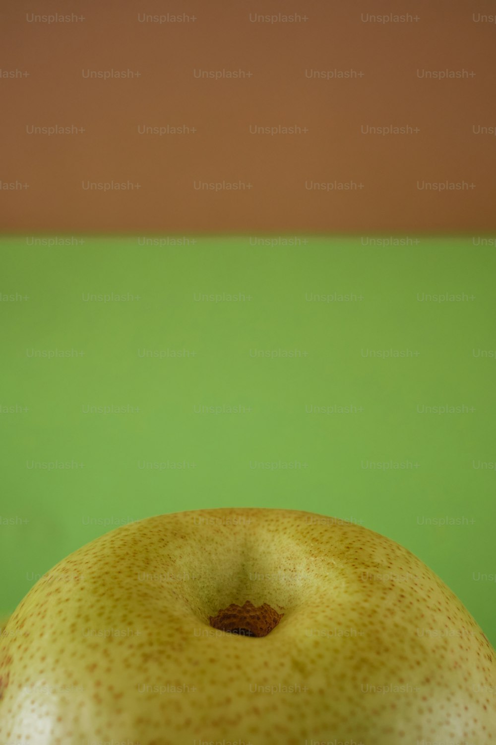 un gros plan d’une pomme avec un fond vert