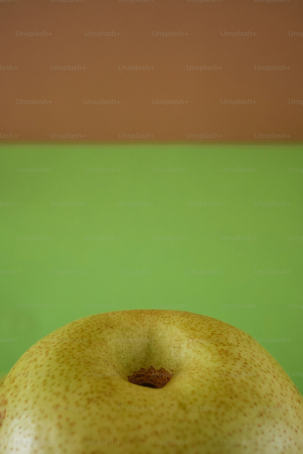un primo piano di una mela con uno sfondo verde