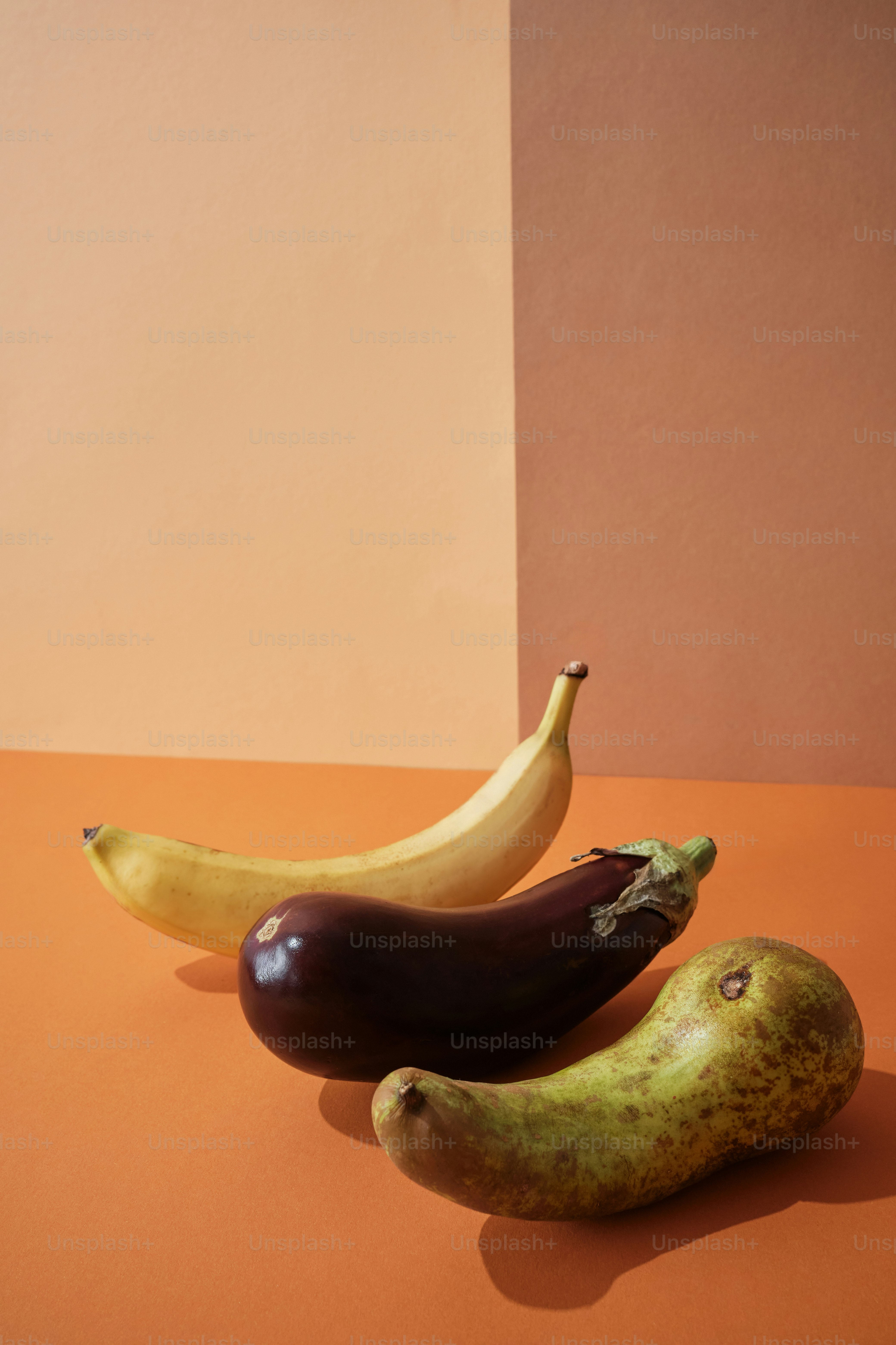 ein paar Bananen und eine Aubergine auf einem Tisch