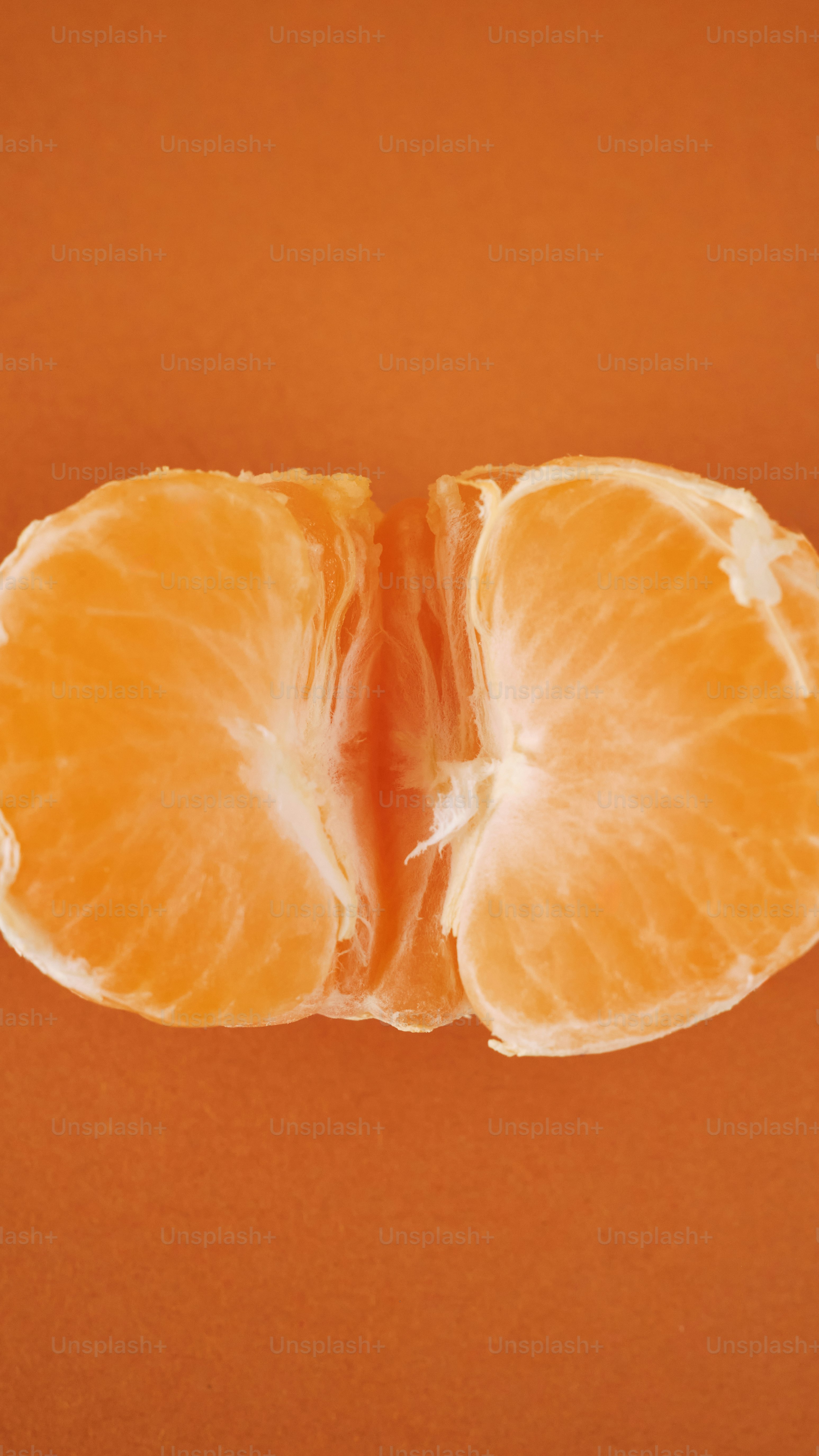 uma laranja descascada sentada em cima de uma mesa