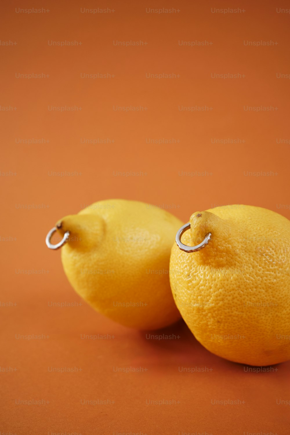 zwei Zitronen sitzen nebeneinander auf einem Tisch