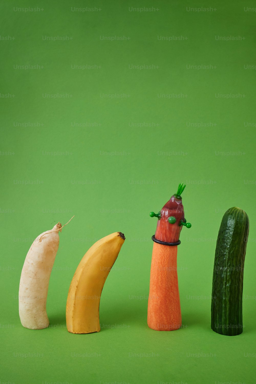 un grupo de frutas y verduras dispuestas en fila