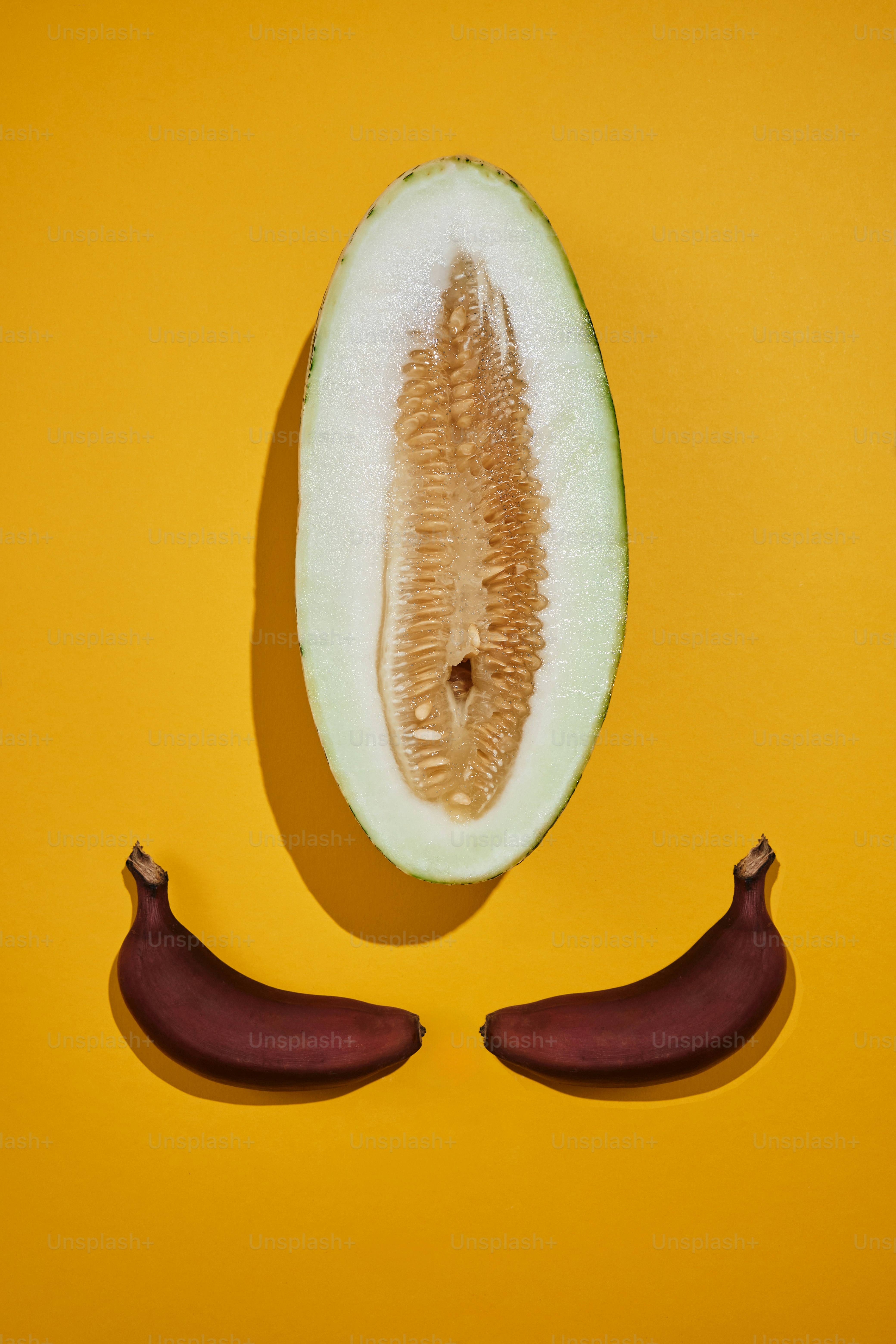 um pedaço de fruta com um rosto feito dele