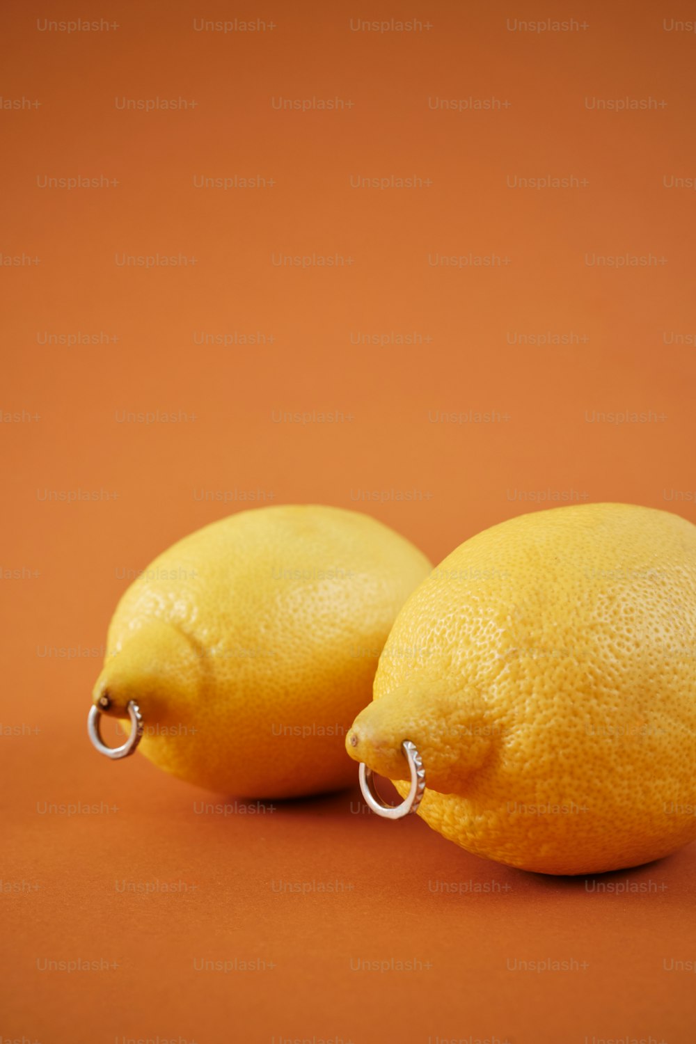 zwei Zitronen sitzen nebeneinander auf einem Tisch