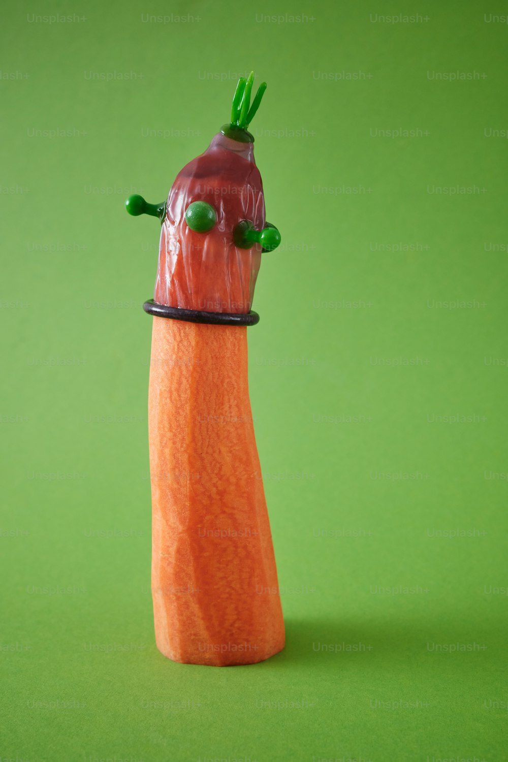 eine Karotte, aus der ein grüner Stiel herausragt