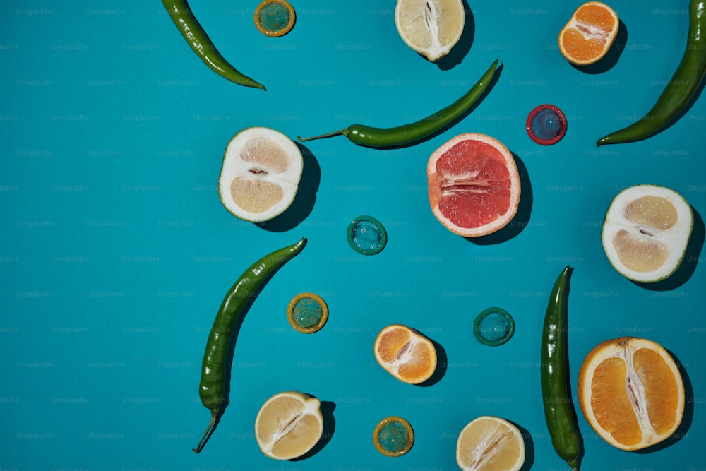 un grupo de frutas y verduras sobre una superficie azul