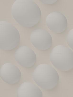 un bouquet d’œufs blancs assis sur une table