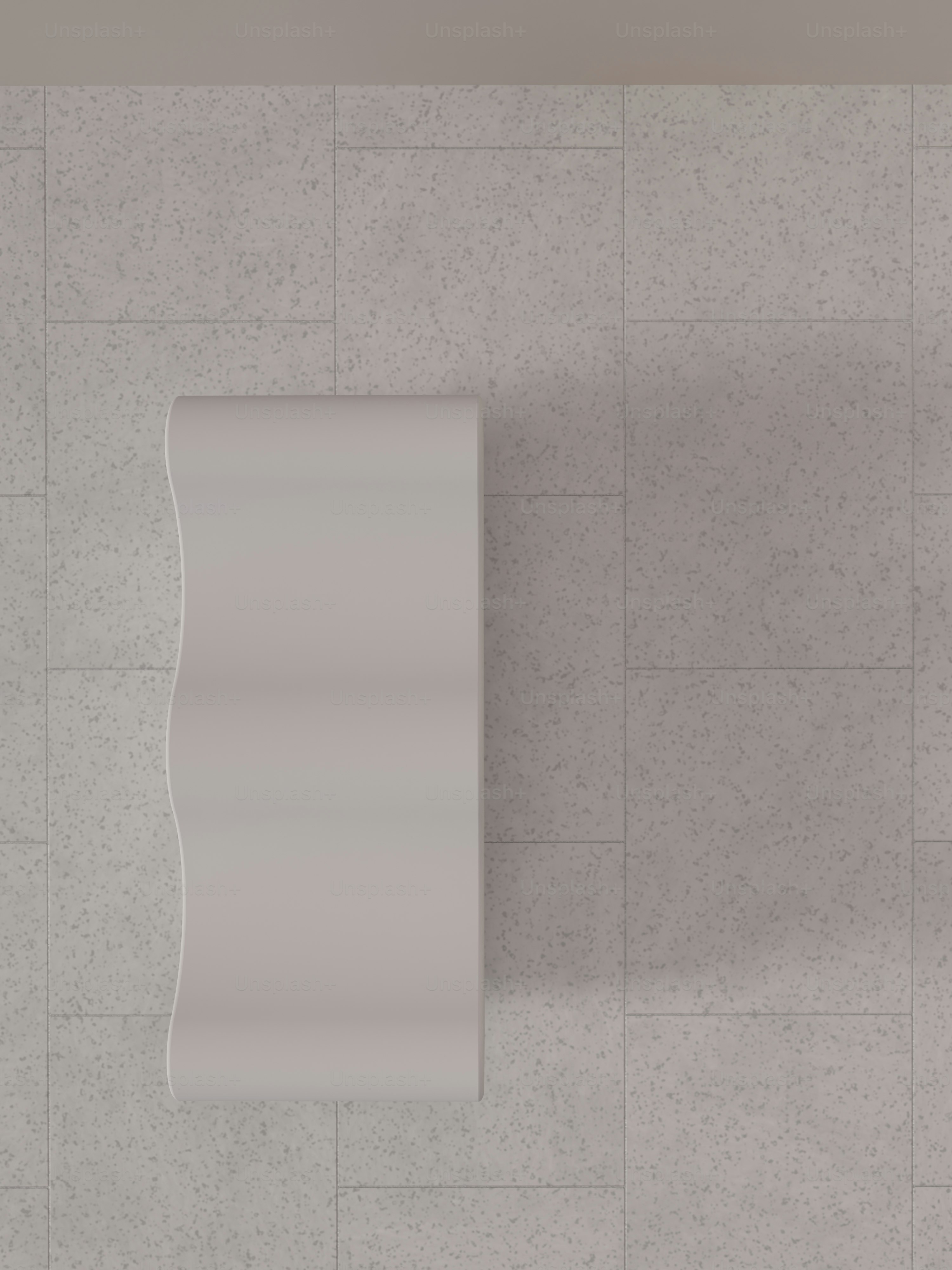 Una vista dall'alto di un orinatoio bianco montato a parete