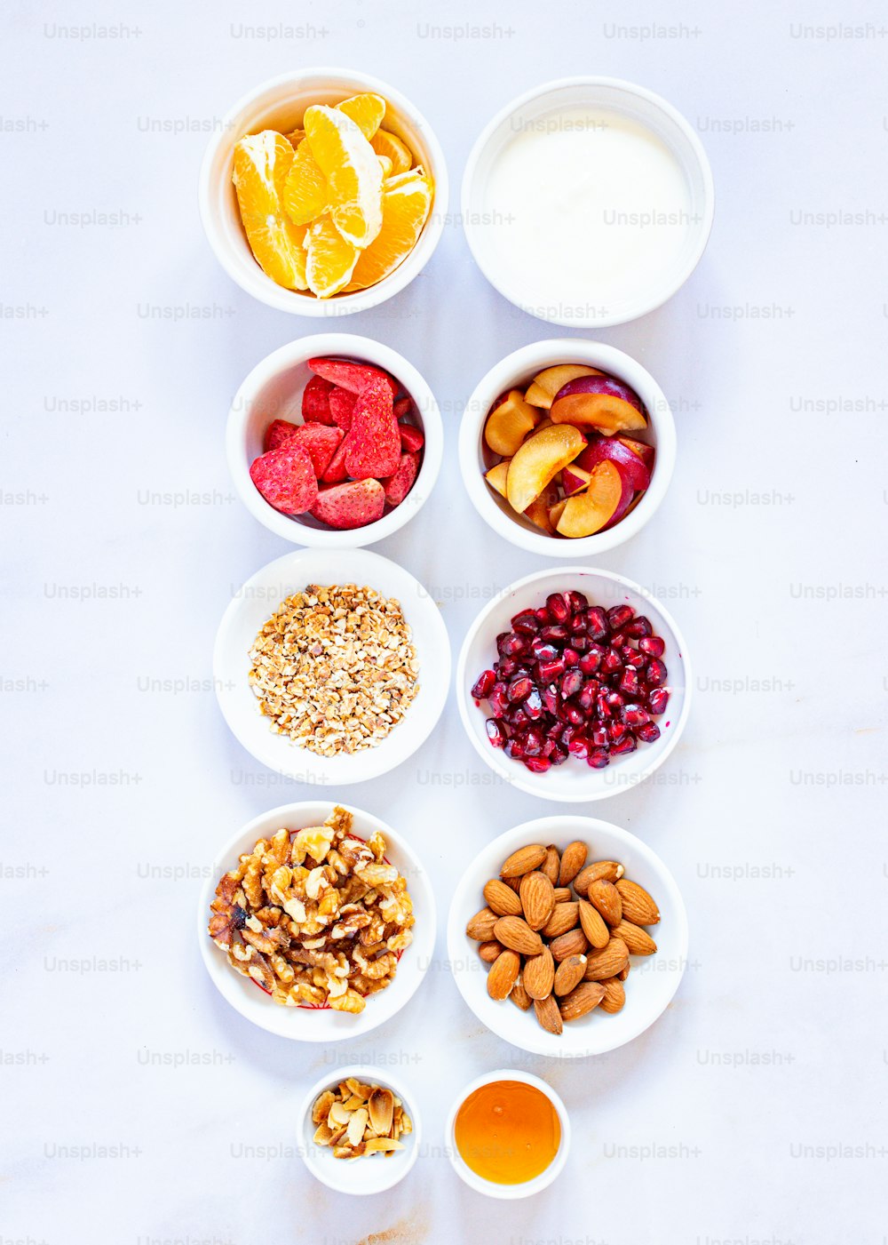 une table garnie de bols de fruits et de noix
