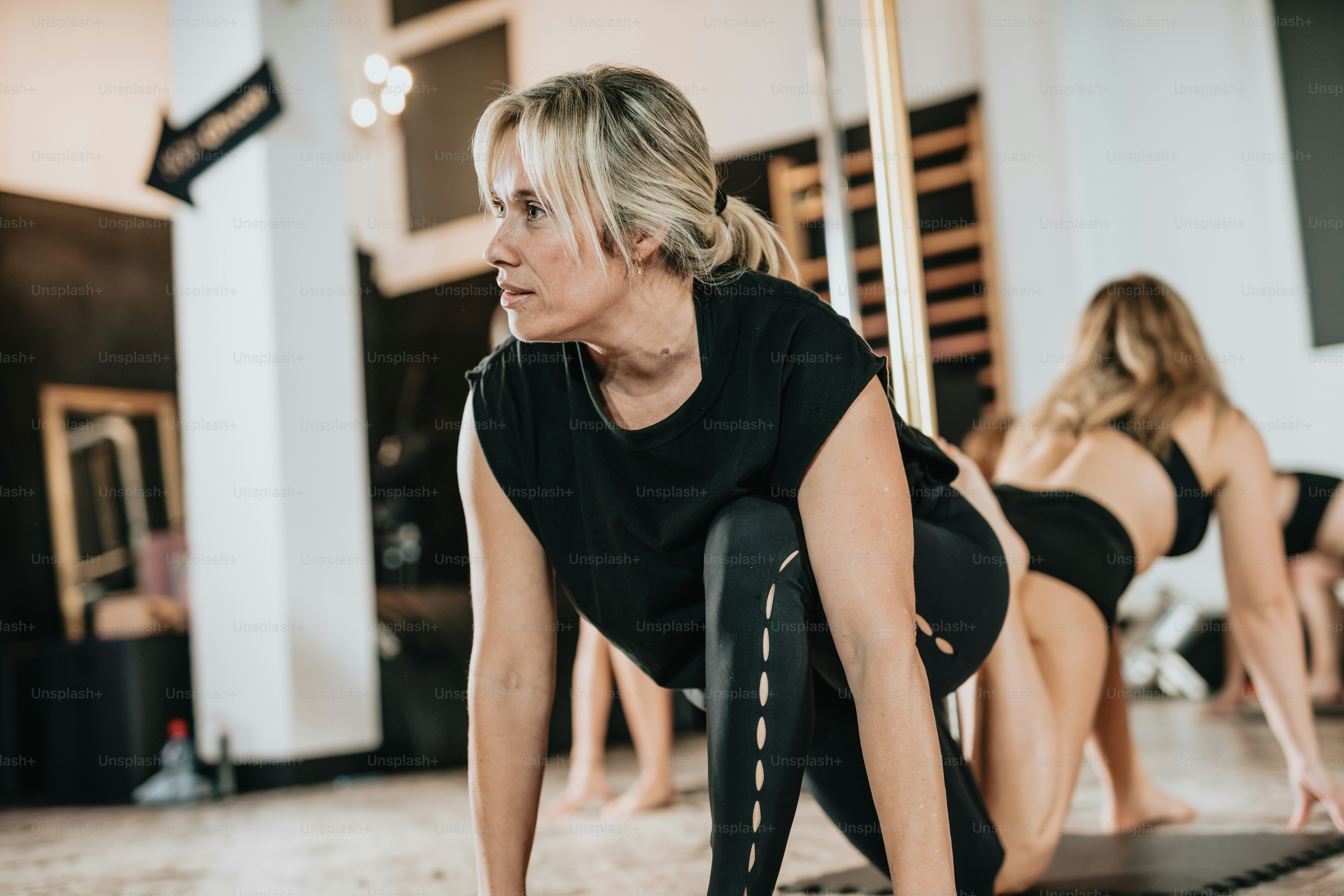 un groupe de femmes faisant des pompes dans un gymnase
