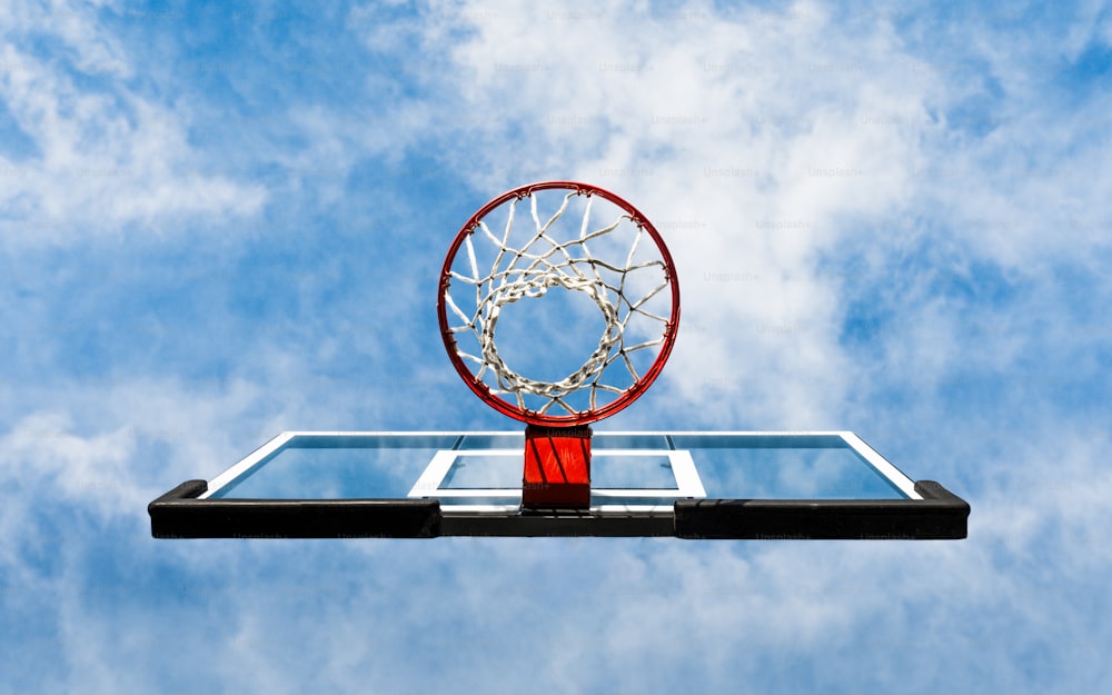 un ballon de basket traversant le bord d’un panier de basket