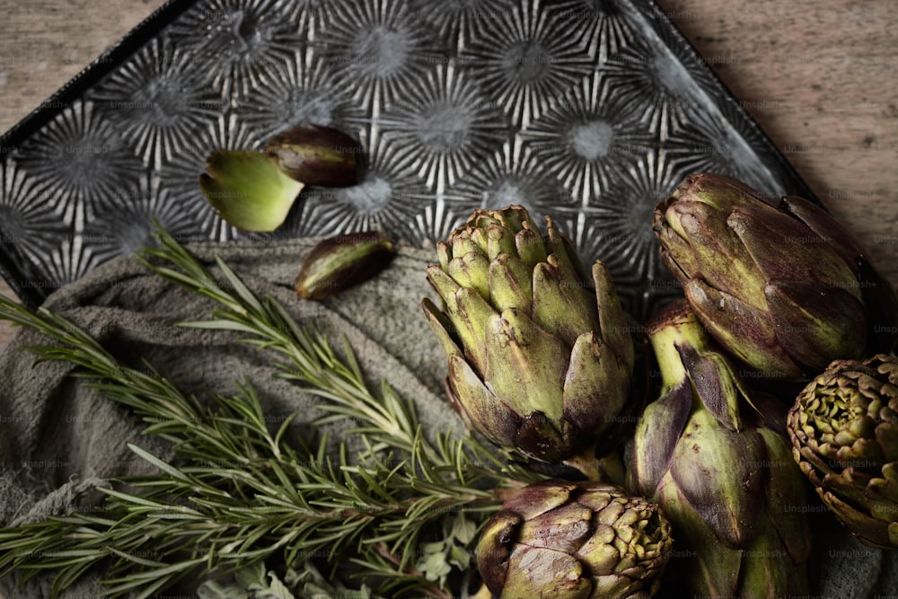 a bunch of artichokes sitting on top of a tray