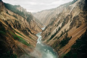 une rivière coulant dans un canyon entouré de montagnes