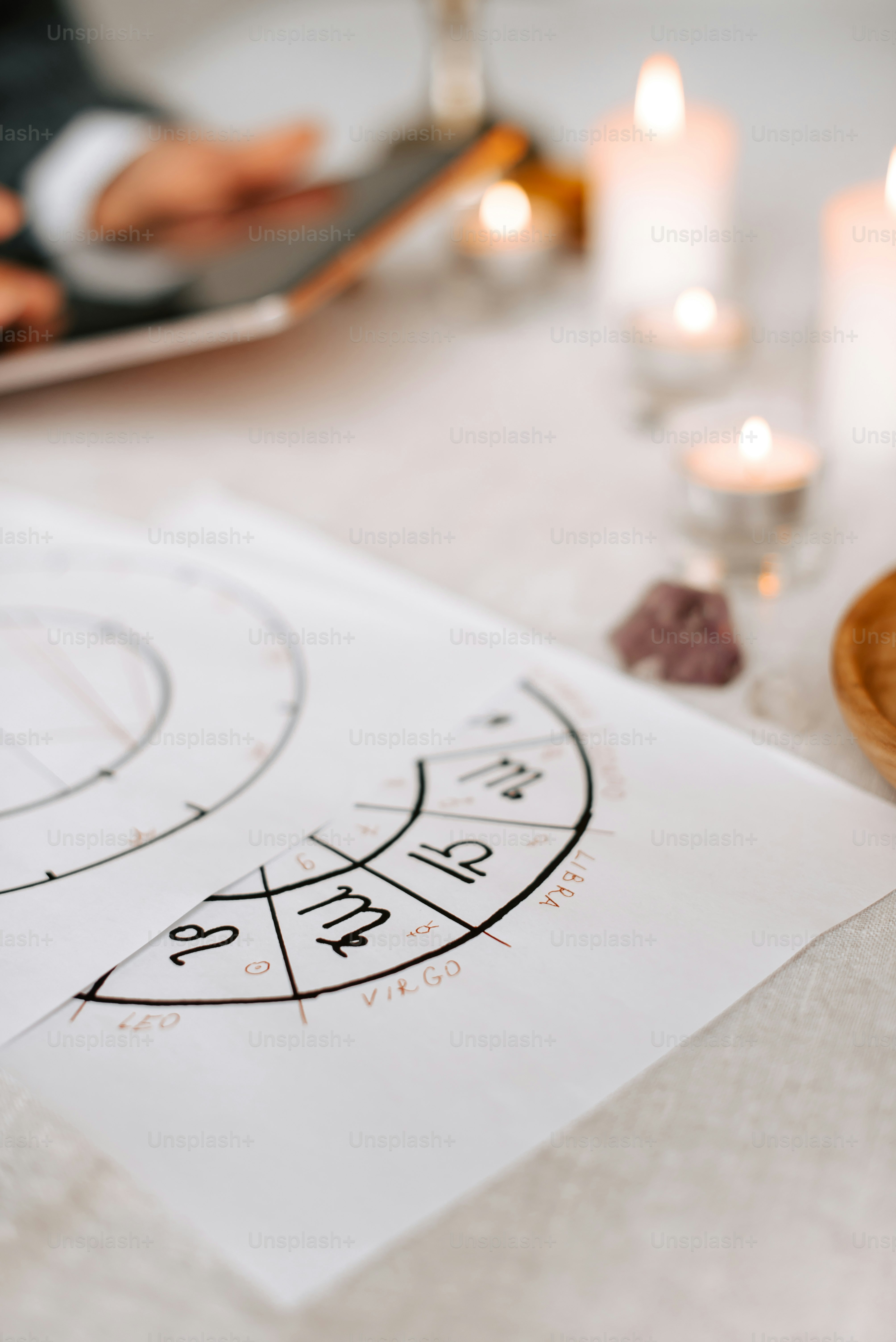 close-up meja dengan lilin dan kertas