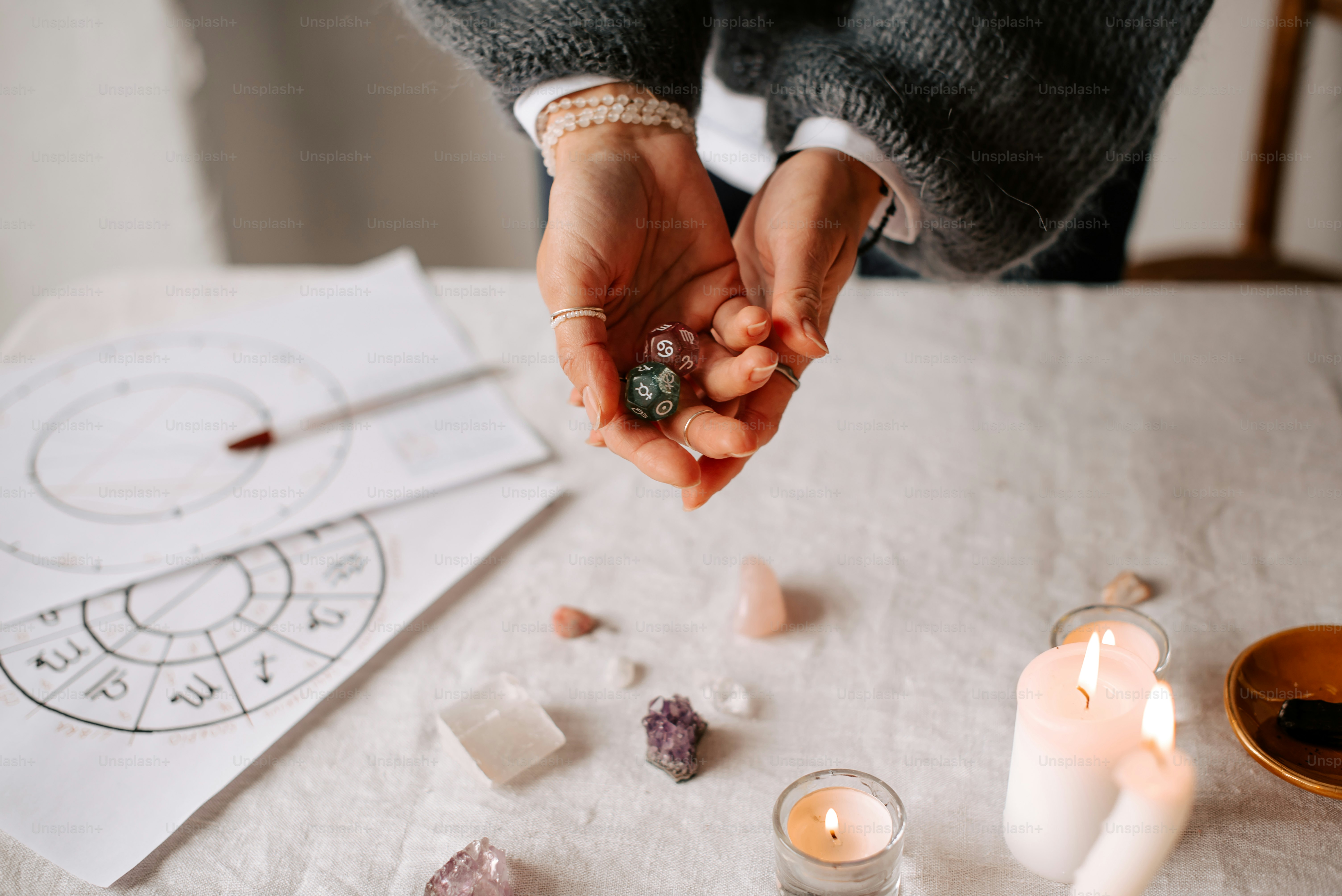 Una pareja tomada de la mano sobre una mesa con velas