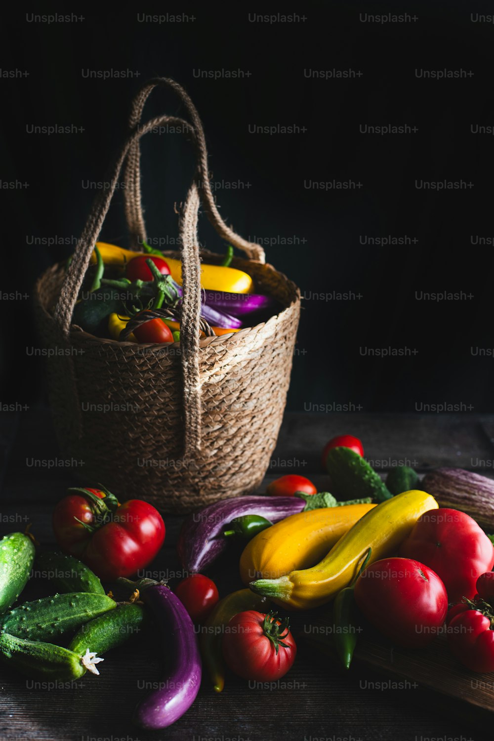 un cesto pieno di verdure seduto sopra un tavolo