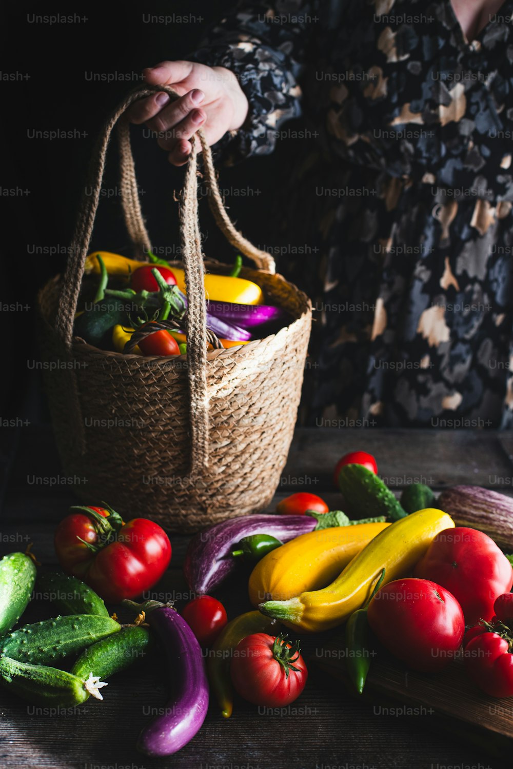 uma pessoa segurando uma cesta cheia de legumes
