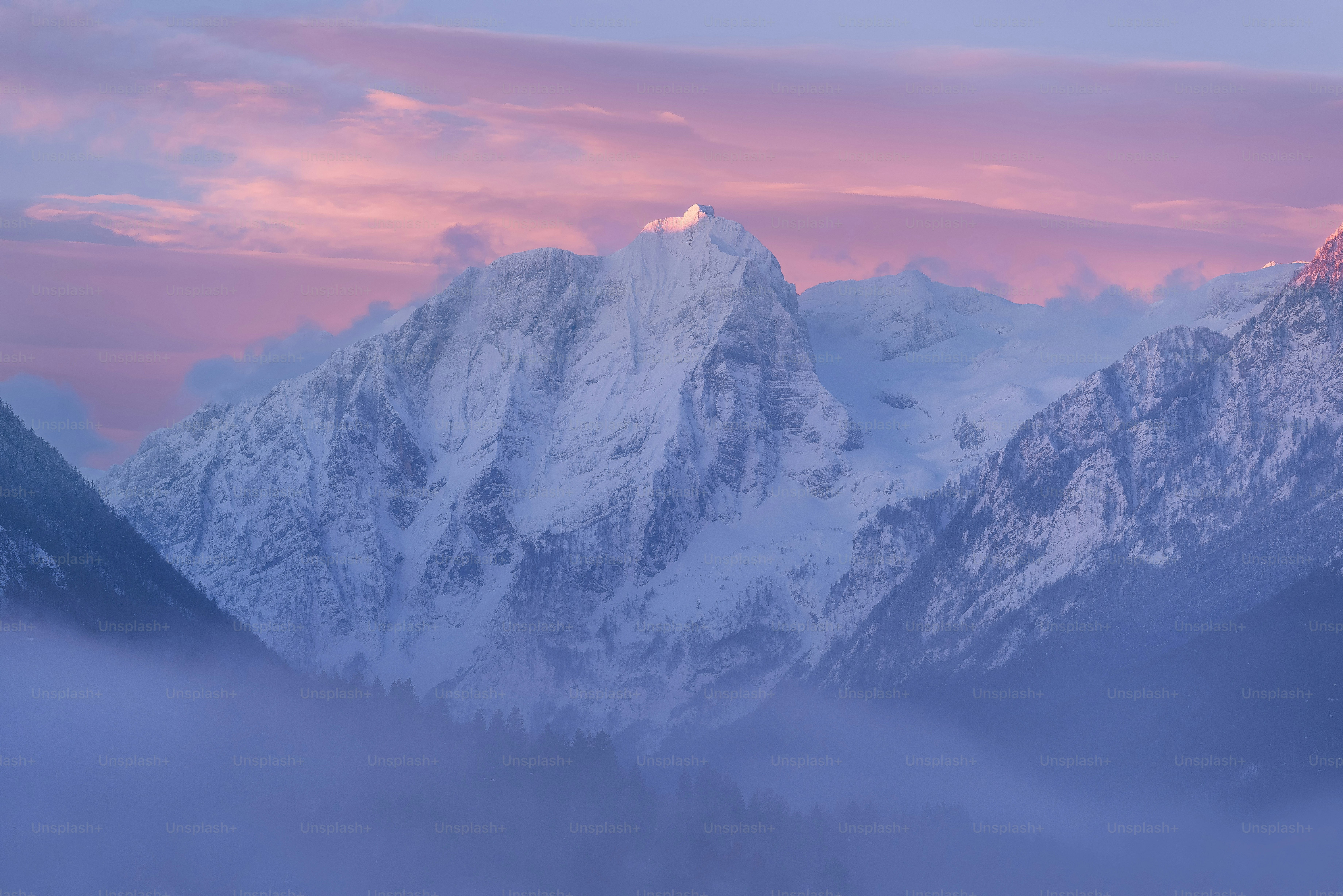 una veduta di una catena montuosa coperta di neve