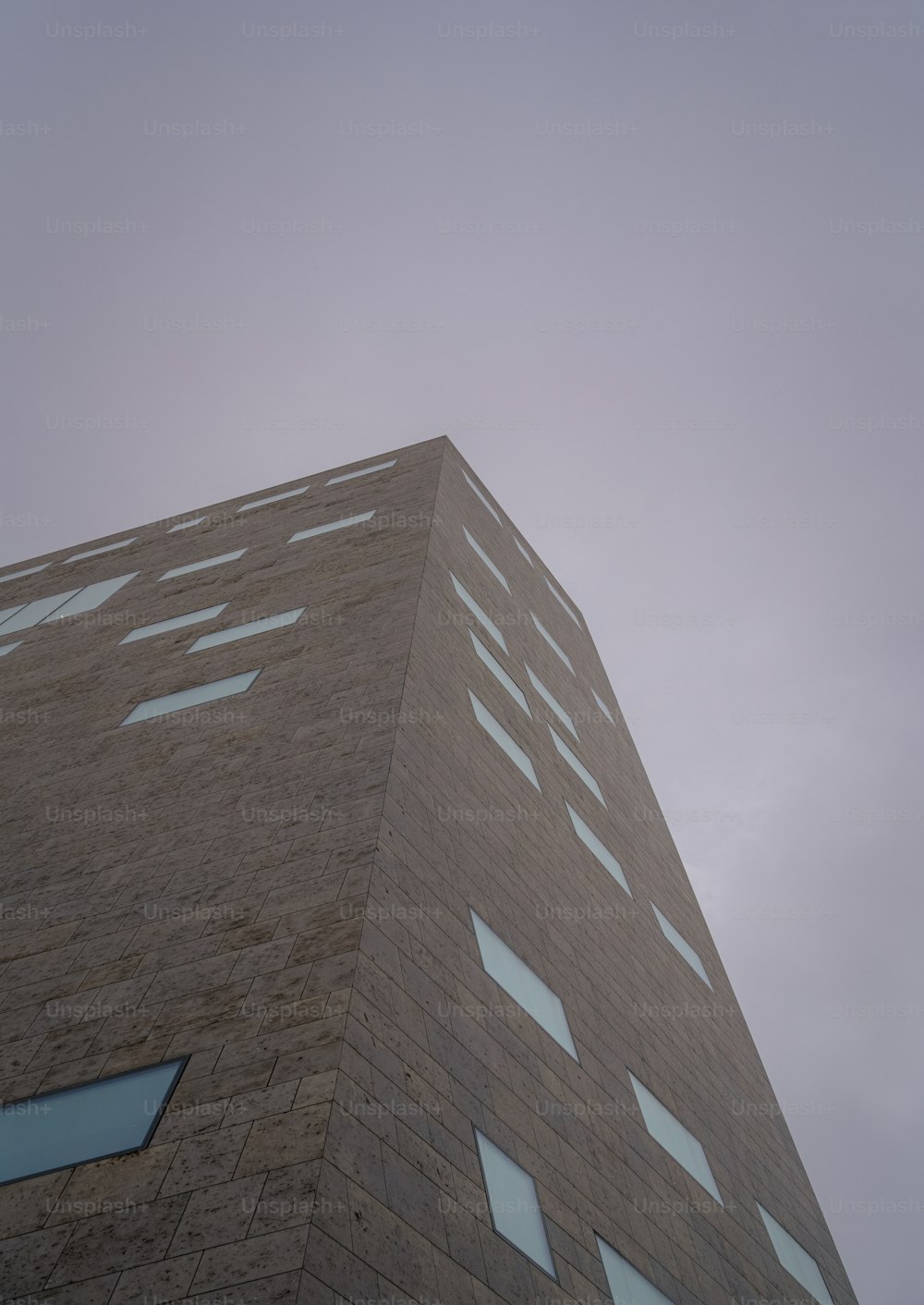 un grand bâtiment en brique avec un fond de ciel