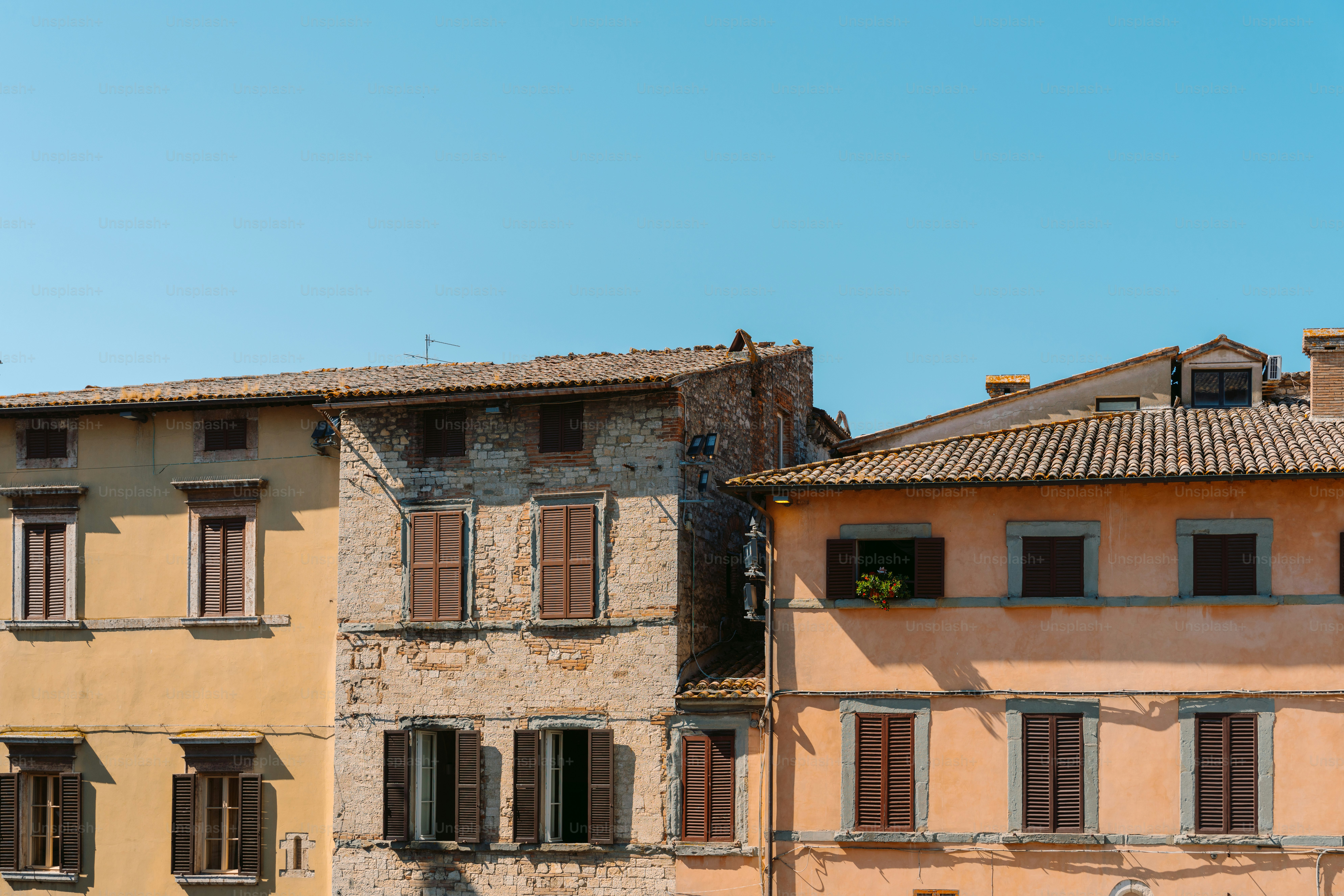 ein paar Gebäude, die nebeneinander liegen