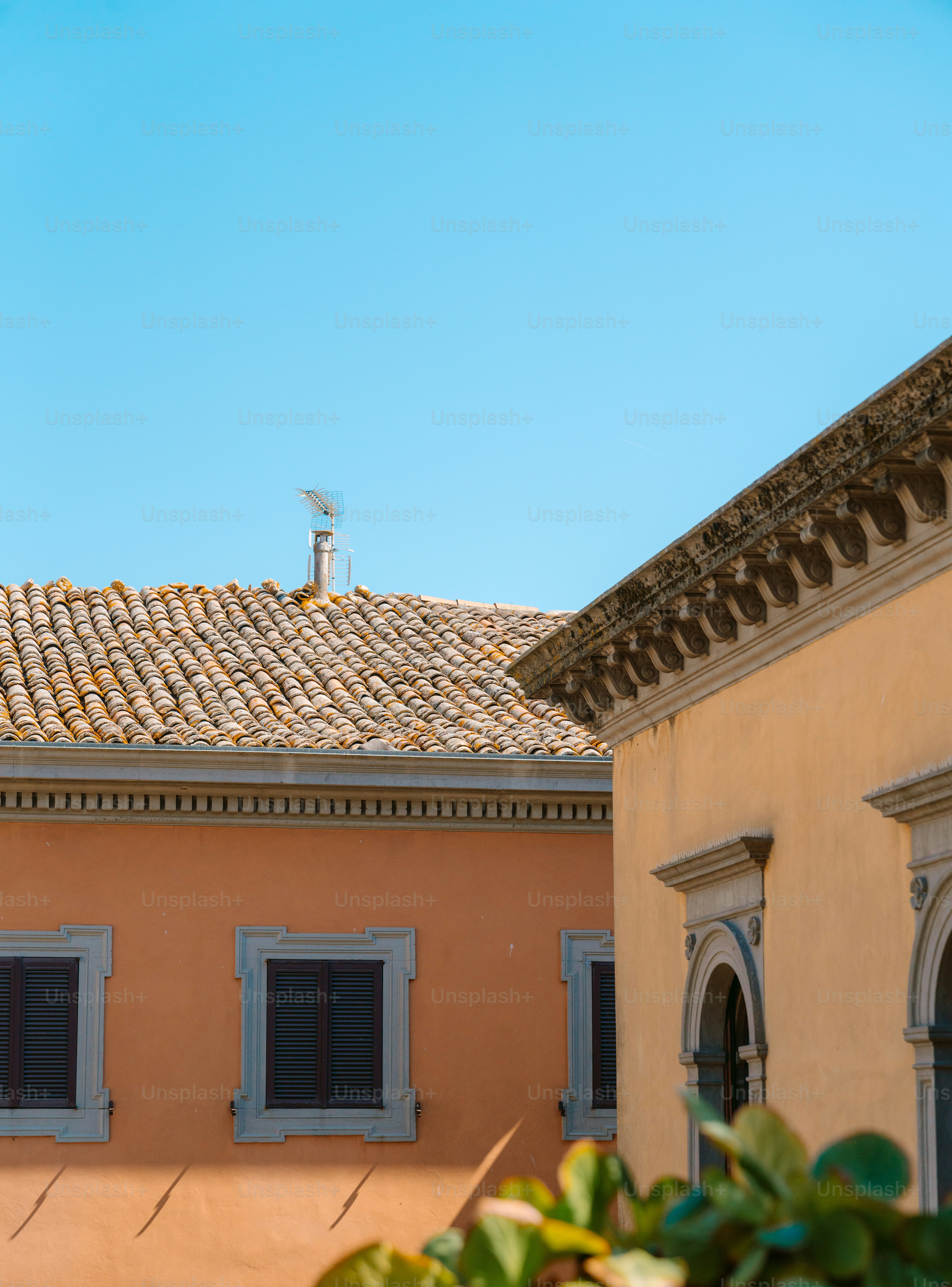 ein Gebäude mit einer Uhr auf dem Dach